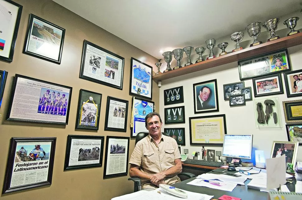 LLENO DE RECUERDOS. Marcantonio sonríe y atesora en sus paredes artículos y trofeos de una vida tan deportiva como exitosa. la gaceta / foto de diego aráoz