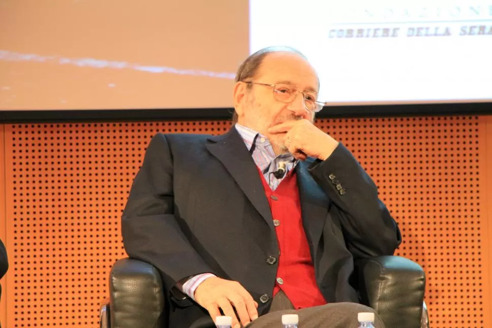 PENSANDO EL PERIODISMO. Umberto Eco se toma un momento y reflexiona antes de responder las preguntas sobre su nuevo libro. la gaceta / foto de Cristiana Zanetto