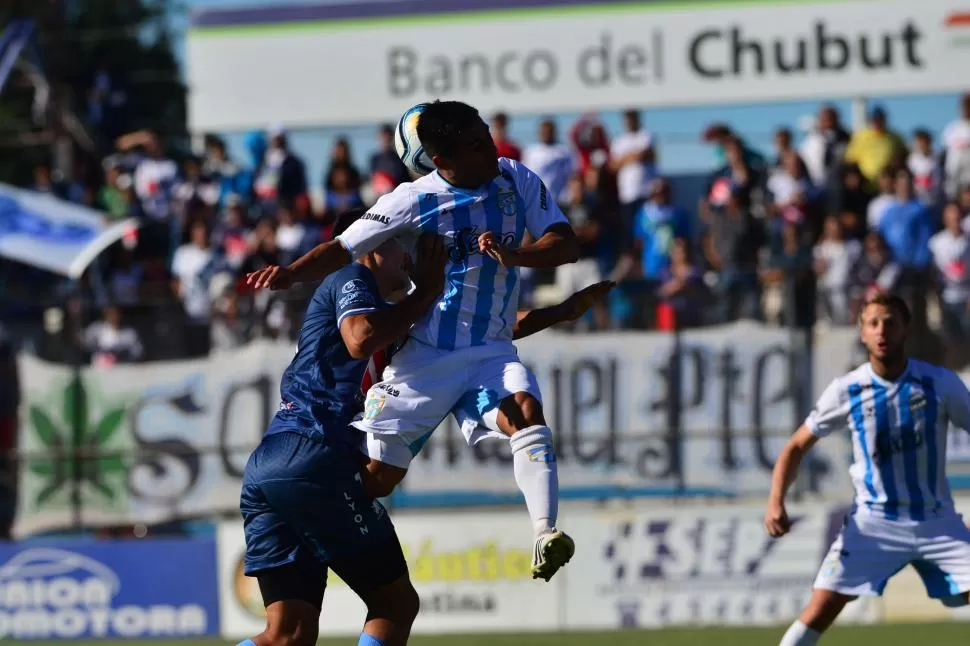 INTERESANTE. Acosta, que volvió a encontrarse con el gol, empezó a levantar su nivel y a ser importante para el equipo. foto de maxi jonás (especial para la gaceta)