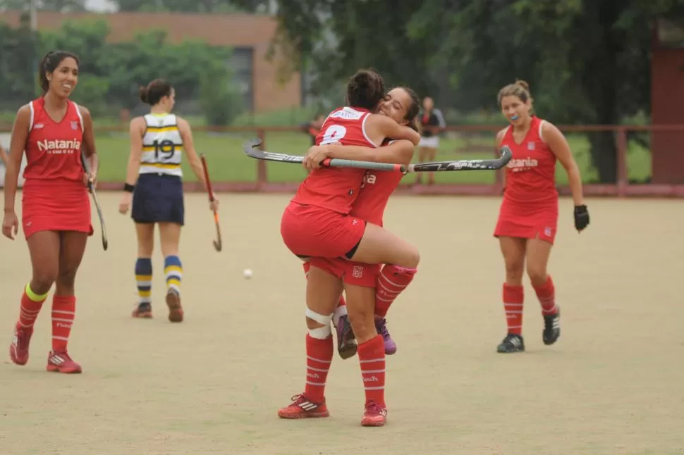 LAS GOLEADORAS. Curia y Tejerizo, las máximas artilleras del “rojo” festejan. la gaceta / foto de inés quinteros orio