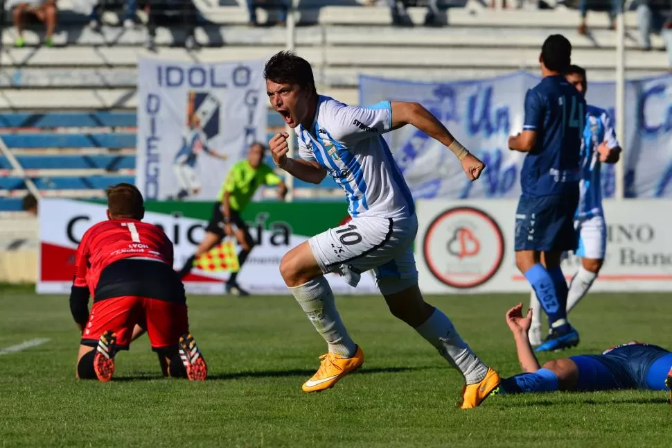 A COBRAR... González convirtió un golazo y encaró la marcha de su festejo, alocado, por cierto. “La última vez que convertí fue en la temporada 2013/14”, contó feliz. foto de maxi jonás (especial para la gaceta)