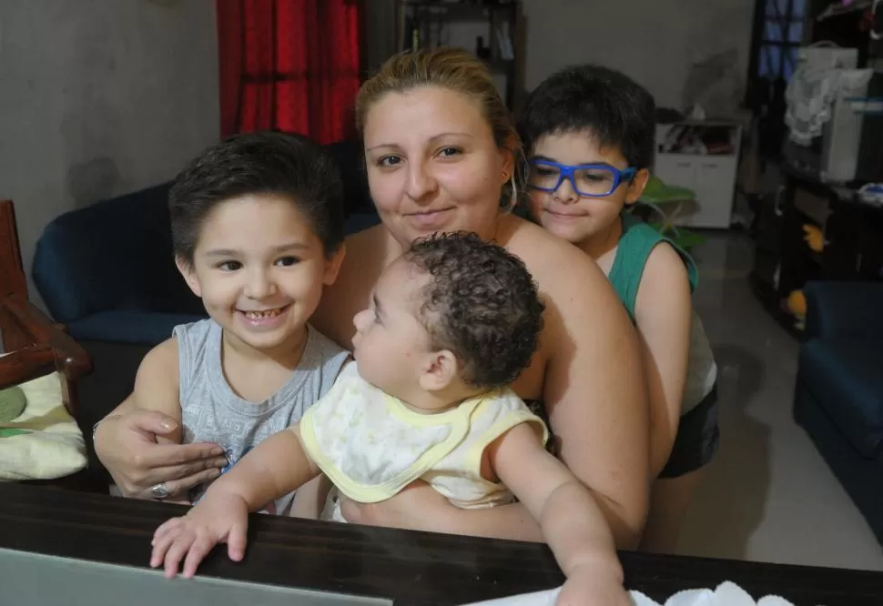 YA PASÓ. Natalia, con sus tres hijos. Hace siete años, Nathanael (anteojos) pudo haber muerto intoxicado. la gaceta / foto de franco vera