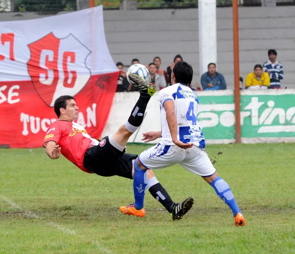 CON DIENTES APRETADOS. Marcelo Krupoviesa, de Sportivo, despeja ante la presencia de Brandán, de Argentino. la gaceta / foto de héctor peralta