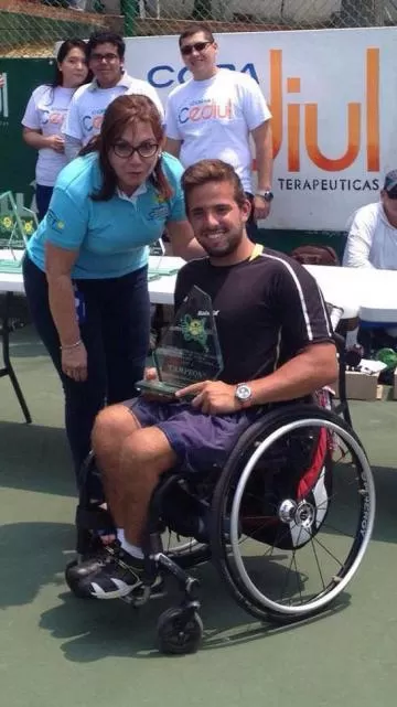 SONRISA AMPLIA. Facundo ya tiene en sus manos uno de los trofeos que ganó. FOTO TOMADA DE FACEBOOK