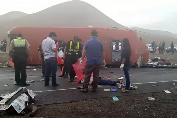 Hay al menos 34 muertos por un choque frontal de dos ómnibus, en Perú