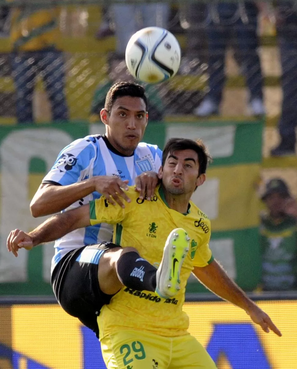 PURA PELEA. El duelo Racing-Defensa fue muy disputado y tuvo poco fútbol. dyn