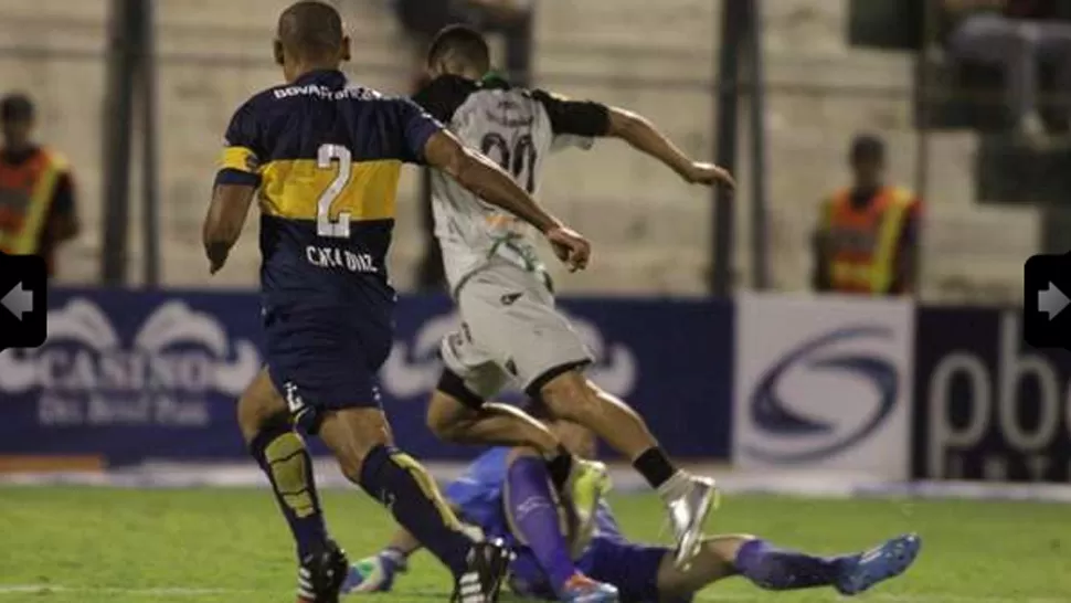 PELIGROSA. La entrada de Orión le pude costar la carrera al delantero uruguayo. FOTO TOMADA DE OLE.COM.AR