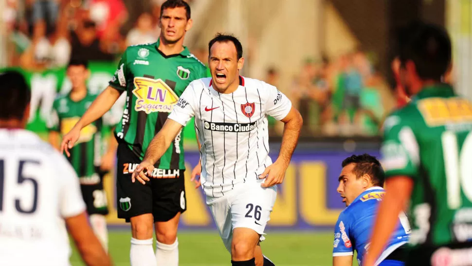 A PURO GRITO. Mauro Matos celebra el gol anotado a Nueva Chicago, con el que San Lorenzo se quedó con la victoria. TELAM