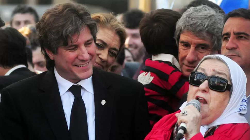 CONFRATERNIDAD. El vicepresidente, Amado Boudou, y Hebe de Bonafini. FOTO TOMADA DE TN.COM.AR