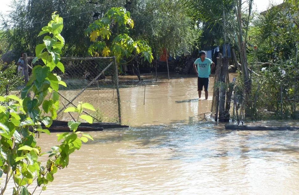 DESOLACIÓN. El jueves, el río Medina desbordó e inundó Los Agudo; un vecino desolado mira a su alrededor. la gaceta / foto de Osvaldo Ripoll