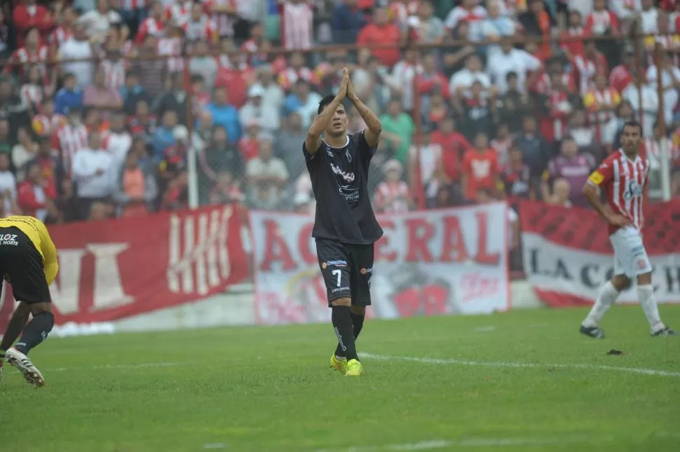 PERDÓN. Roldán marcó un golazo, no lo festejó y se excusó ante el hincha cuyo máximo ídolo es su padre, Jacinto. la gaceta / foto de franco vera