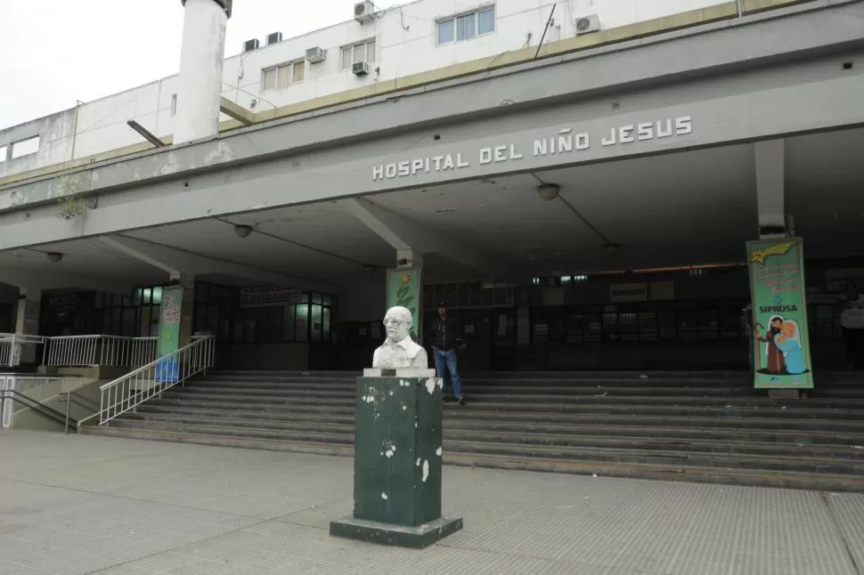 SUS PADRES LA ACOMPAÑAN EN EL HOSPITAL. La adolescente ingresó el jueves y deberá permanecer dos semanas más internada, con suero. la gaceta / foto de Inés Quinteros Orio