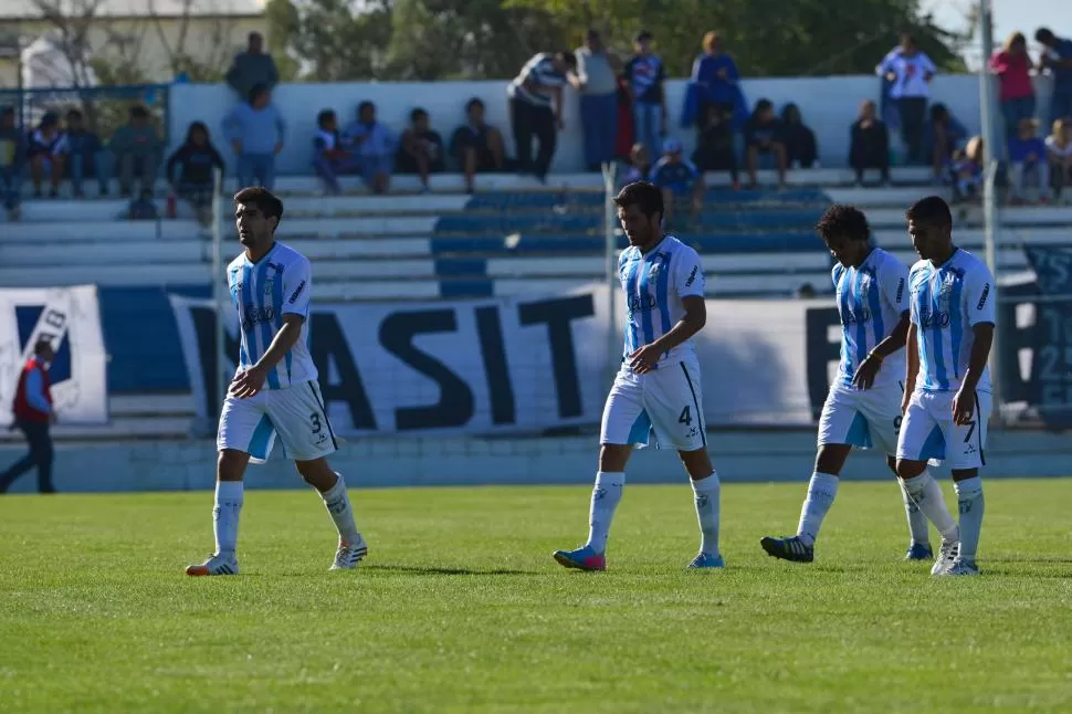 DEBUTANTE.  Julio, que acompaña a Acosta (7) en su caminata, fue importante en el medio de un Atlético que sigue invicto. foto de maxi jonás (especial para la gaceta)