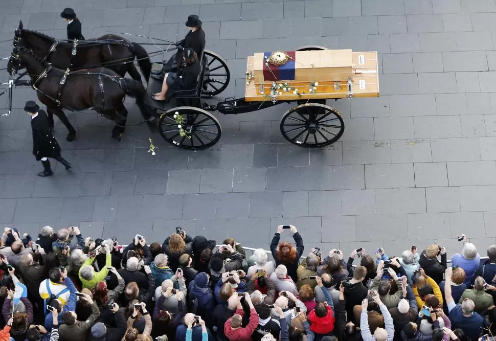 HACIA LA CATEDRAL. Por calles de Leicester trasladan los restos de Ricardo III reuters