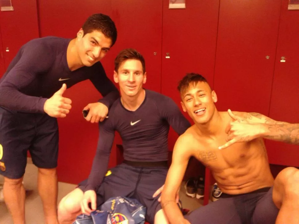 SELFIE PARA UNOS... Tras el triunfo, Leo Messi subió a su cuenta de Facebook una selfie junto a Suárez y Neymar.En la otra imagen, del partido, Cristiano Ronaldo se anticipa en el salto al Rakitic. El luso aportó la única conquista de Real Madrid en el Camp Nou. fotos de reuters y del facebook de Leo Messi