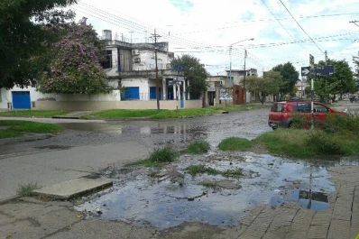 Laguna de líquidos cloacales a metros de la parada de colectivo