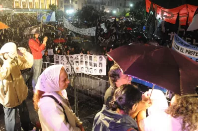 Bajo la lluvia, se realizaron las dos marchas por el Día de la Memoria