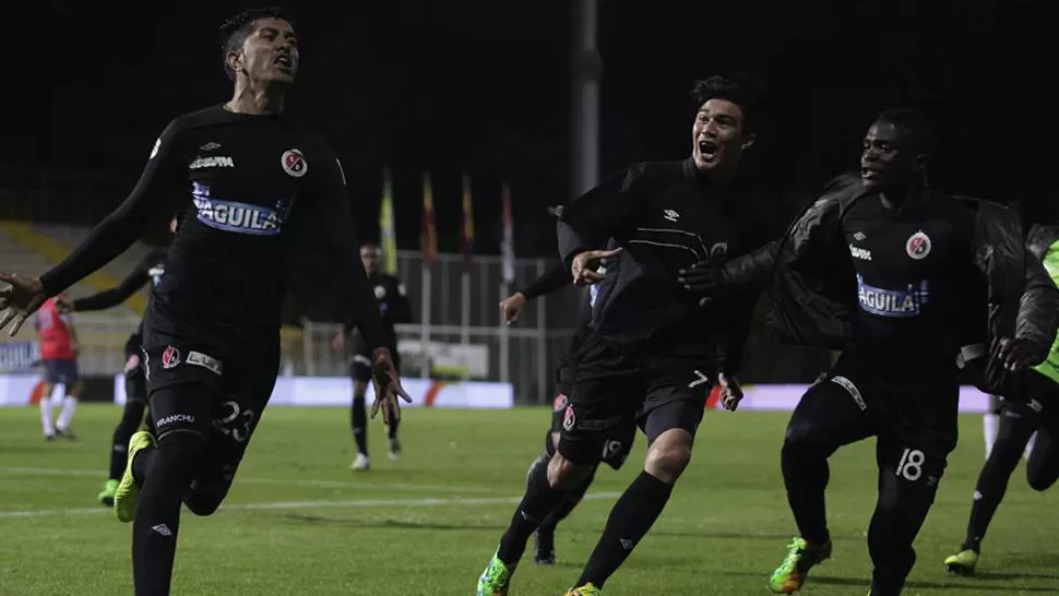 ¡QUE MOMENTO! Sosa convirtió el gol que le dio, en enero, el ascenso a Primera a su ex equipo. FOTO TOMADA DE SOACHAILUSTRADA.COM