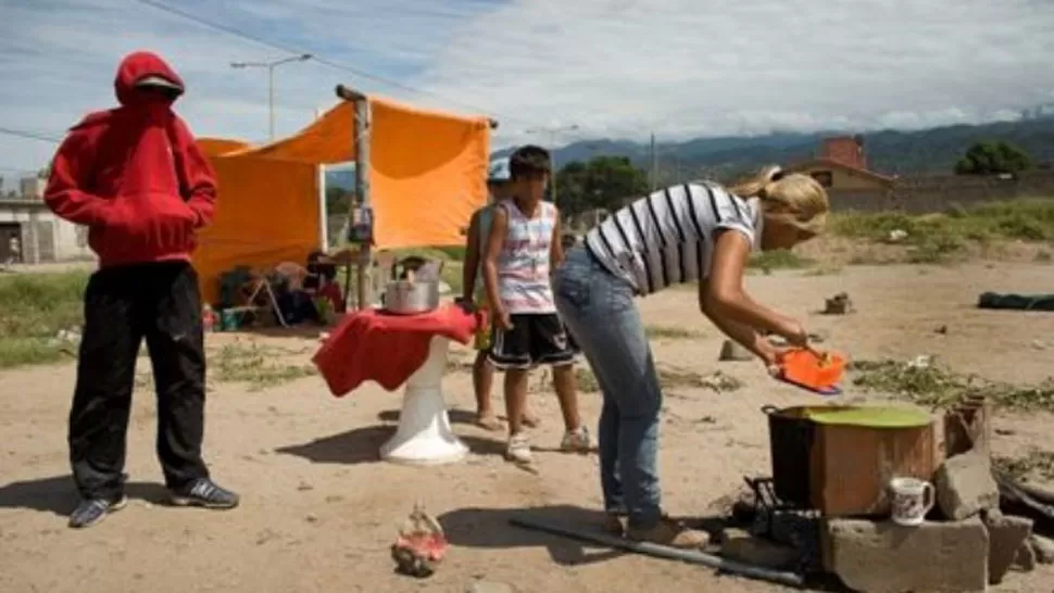 INSTALADOS. Las familias que tomaron terrenos en la capital catamarqueña reclaman un lugar donde vivir. FOTO DE ELANCASTI.COM.AR