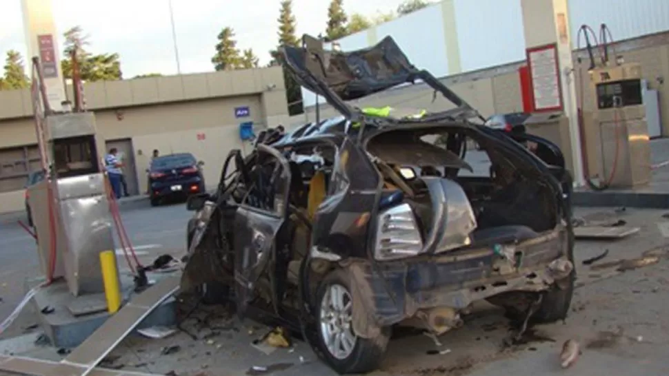 DESTRUIDO. El Chevrolet Astra fue destrozado por la explosión. FOTO TOMADA DE TIEMPODETORTUGUITAS.COM.AR