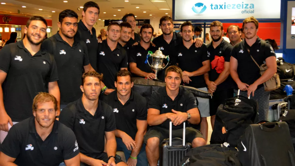 FELICES EN CASA. Los Pampas XV regresaron al país con la copa del torneo Pacific, que ganaron en forma invicta por segundo año consecutivo. PRENSA UAR