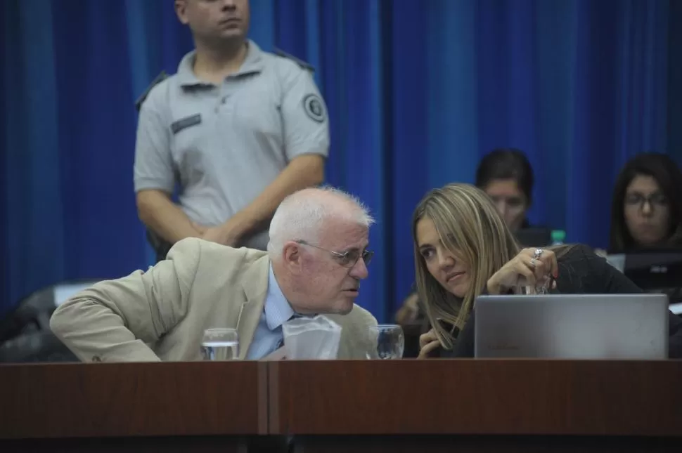 IMPUTADO. Martínez junto a una de sus defensores, Vanessa Lucero. la gaceta / foto de franco vera