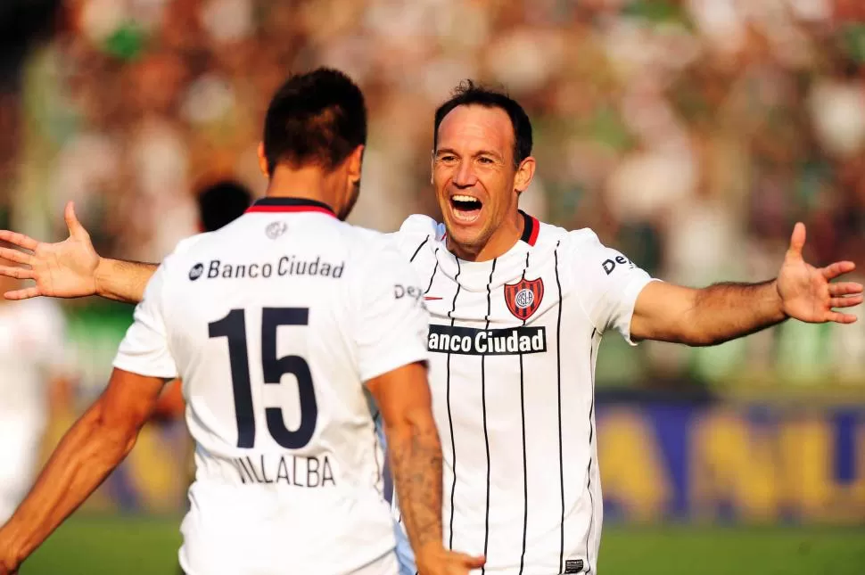 ¡VENGA ESE ABRAZO! Matos recibe la felicitación de Villalba (15) por el gol que convirtió y que le dio la victoria a San Lorenzo por 1 a 0 sobre Chicago, en Mataderos. télam