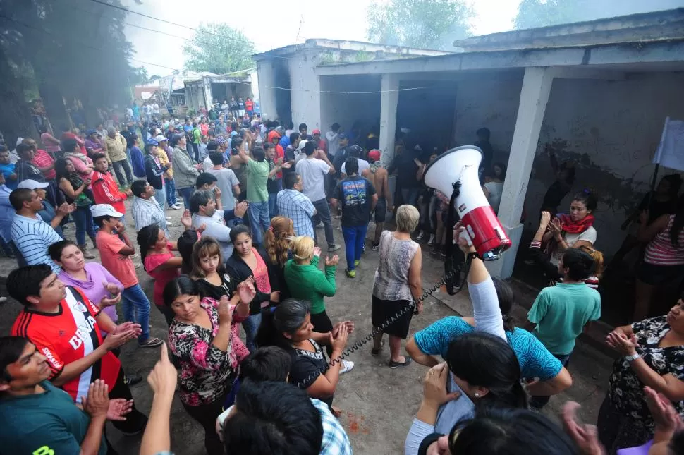 PROTESTA MASIVA. Familias enteras se instalaron durante dos horas frente a la comisaría, al grito de “basta de violadores” y “que salga el comisario”, quien ya se había retirado momentos antes por la puerta trasera del edificio policial. la gaceta / fotos de diego aráoz