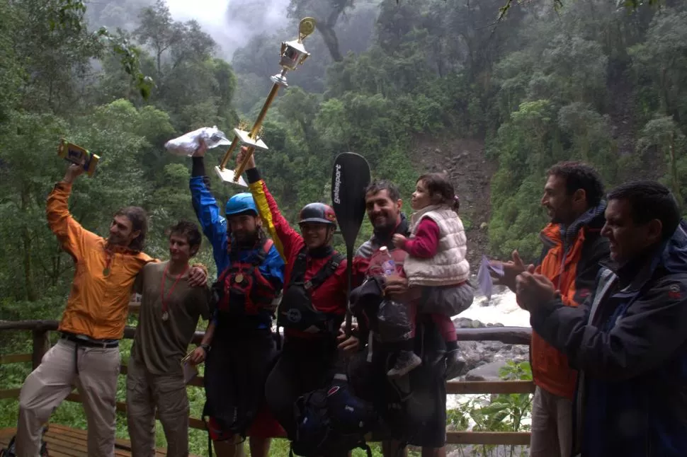 PODIO. López, con el trofeo; a la izquierda, Kodada; a la derecha, Bonano. foto de Malco Tamargo