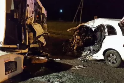 Una familia entera murió en la ruta nacional 8, al chocar un auto contra un camión