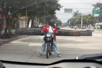 Cargó la moto con chapas y obstruyó media calle