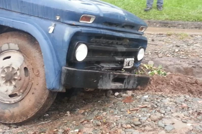 Un camión quedó atorado en un bache en Yerba Buena