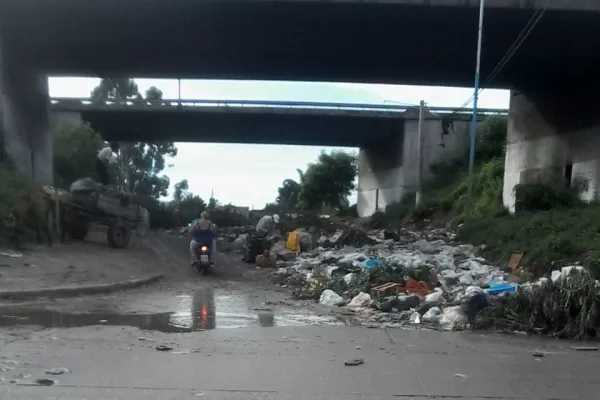 Convirtieron una calle en un basural clandestino gigante