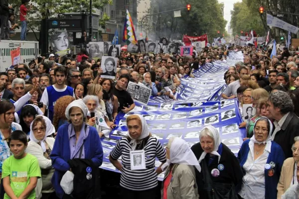 La conmemoración del Día de la Memoria tuvo dos marchas con discursos divididos