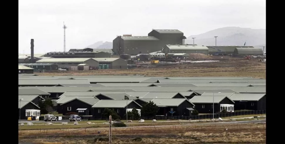 FORTALEZA. La base de Mount Pleasant alberga a 2.000 militares y también será modernizado, afirmó Fallon. 