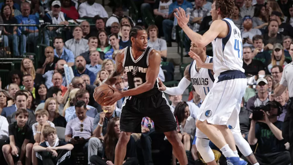 LA APUESTA. El alero Kawhi Leonard anotó 19 puntos y fue el goleador de Spurs. FOTO TOMADA DE NBA.COM/SPURS