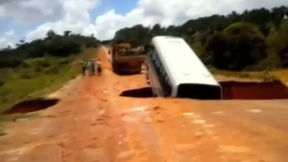 INCREIBLE. El terraplén cedió y vehículo cayó al agua para ser arrastrado. CAPTURA DE VIDEO