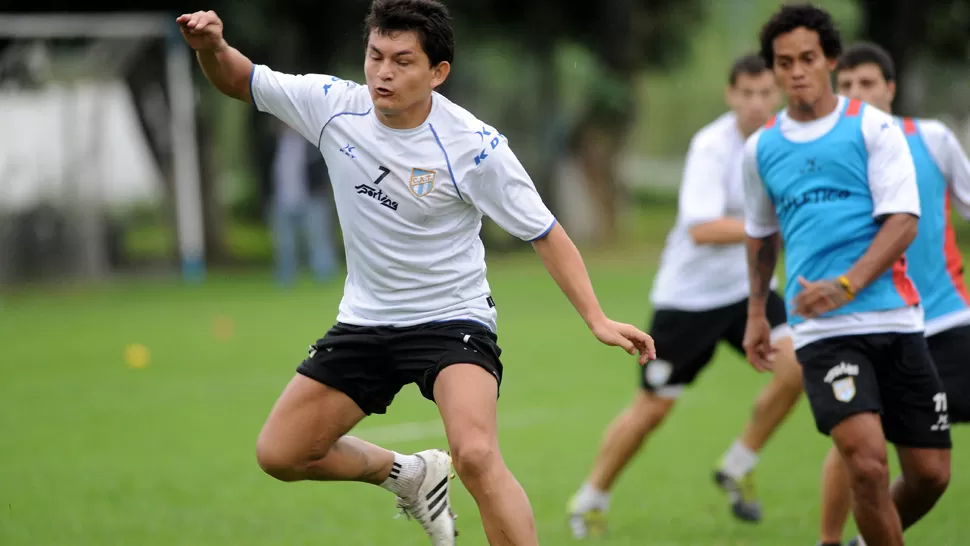 LISTO. El goleador de Simoca se mostró recuperado y tendría su chance ante la Gloria. ARCHIVO LA GACETA / HECTOR PERALTA