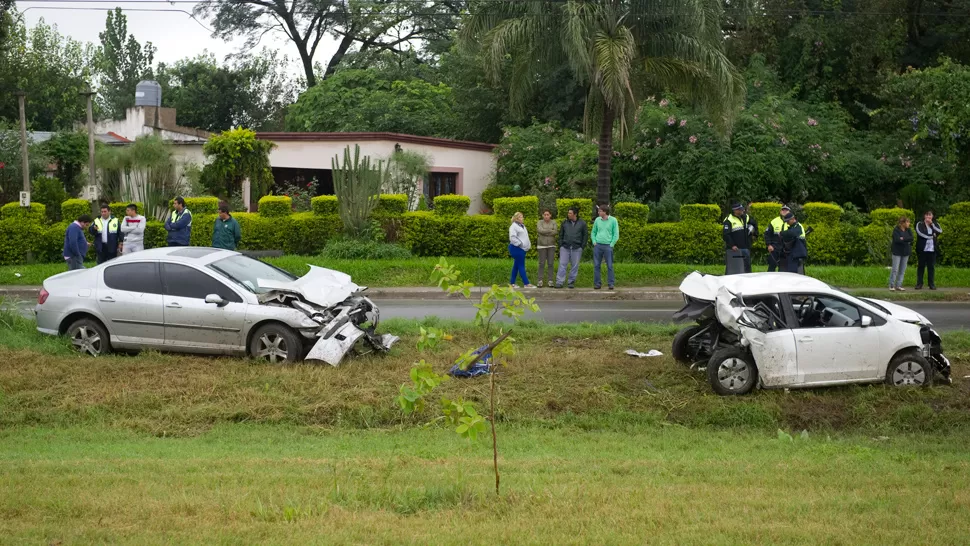 DURA COLISIÓN. Los vehículos chocaron en la autopista y terminaron muy cerca de la colectora. LA GACETA / FOTO DE JORGE OLMOS SGROSSO