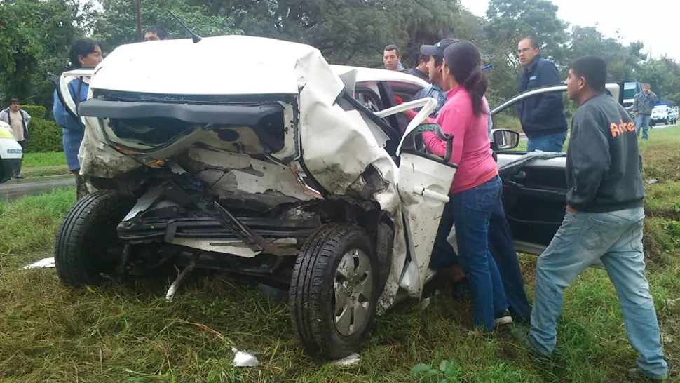 HIERROS RETORCIDOS. El Peugeot dobló completamente la parte trasera de la carrocería del Volkswagen. FOTOS ENVIADAS POR LOS LECTORES