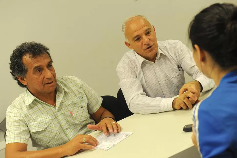 CHARLA. Rodríguez y Sosa charlan con LG Deportiva sobre lo importante que es ser técnico de fútbol recibido. la gaceta / foto de héctor peralta