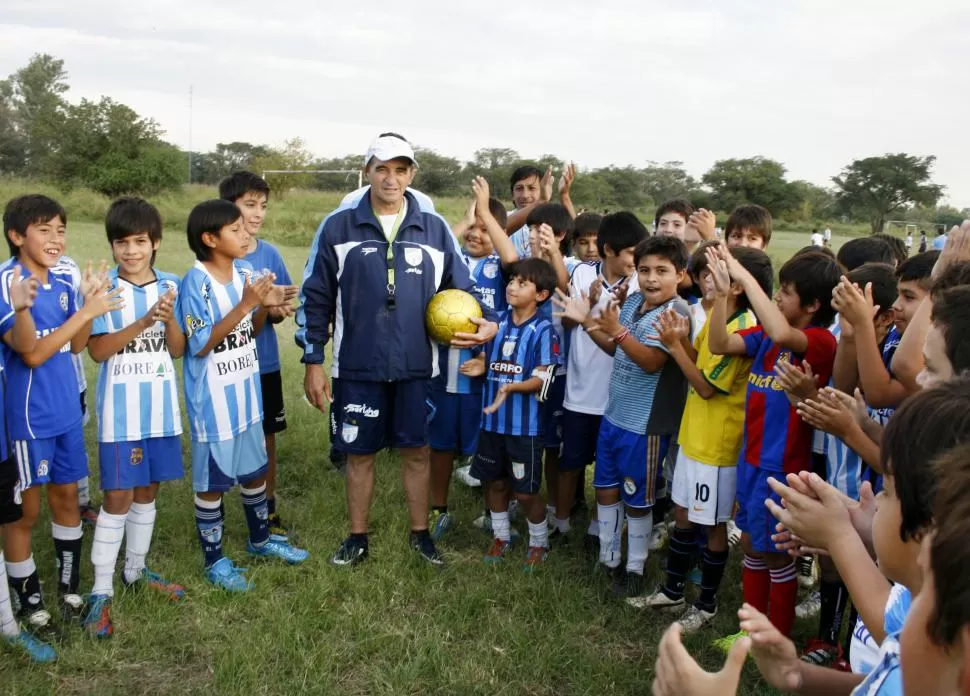 SIGUIÓ TRABAJANDO. Reartez, rodeado de los más chicos en el 2013, cuando dirigía la Escuelita de fútbol del club.  LA GACETA / FOTOS DE ARCHIVO