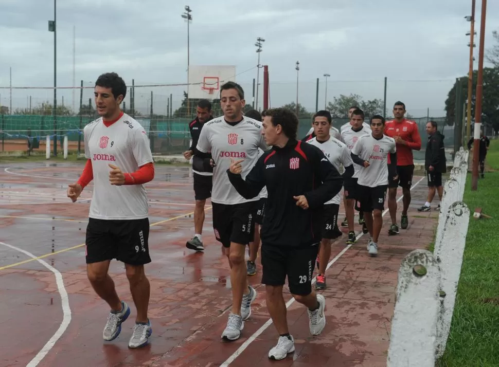 PENSANDO EN ZAPLA. Lucas Bossio -centro- participó de la práctica que el plantel de San Martín realizó ayer en el complejo. LA GACETA / FOTOS DE ANTONIO FERRONI