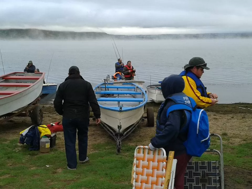 NADA LOS DETUVO. El domingo no se presentaba como un día ideal para ingresar a La Angostura, pero los pescadores desafiaron las malas condiciones y terminaron disfrutando de un buen concurso. foto de juan manuel dandi