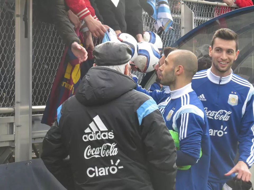 UNA DE LAS FIGURAS DEL EQUIPO. Los fanáticos de todo el mundo siempre buscan a Javier Mascherano para que les estampe un autógrafo en cualquier objeto para exhibirlo con orgullo. foto de afa selección argentina