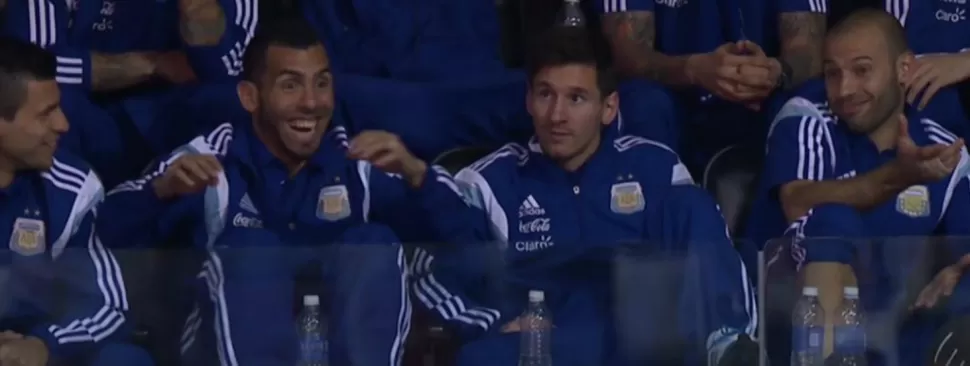 HAMBRE DE GOL. Tevez disfruta mientras espera el partido del sábado contra El Salvador. (IMAGEN DE TWITTER)