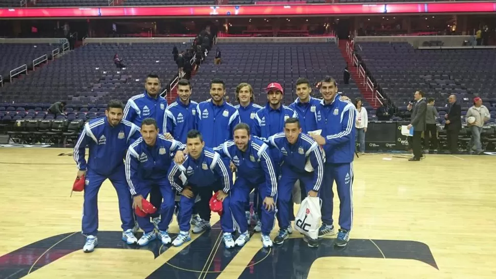 A LA CANCHA. Garay, Agüero, Higuaín, Pastore, Funes Mori y Romero fueron algunos de los que se retrataron en el centro del Verizon Center. FOTO TOMADA DE TWITTER.COM/ARGENTINA