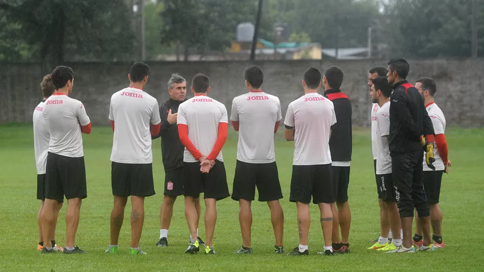 TODO LISTO. Tempesta habla con sus jugadores durante la práctica de esta mañana en el complejo Natalio Mirkin. LA GACETA / ANTONIO FERRONI