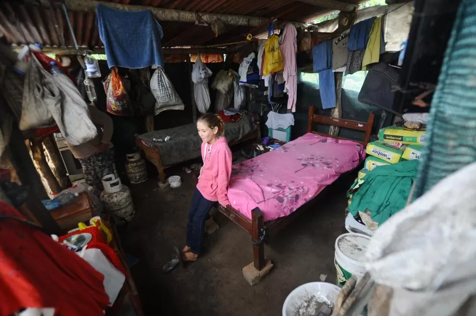 UN LUGAR. La familia Morán dejó Sud de Lazarte y buscó refugio en Niogasta. Por ahora viven así, hasta que esté listo el módulo que les han dado. la gaceta / fotos de osvaldo ripoll