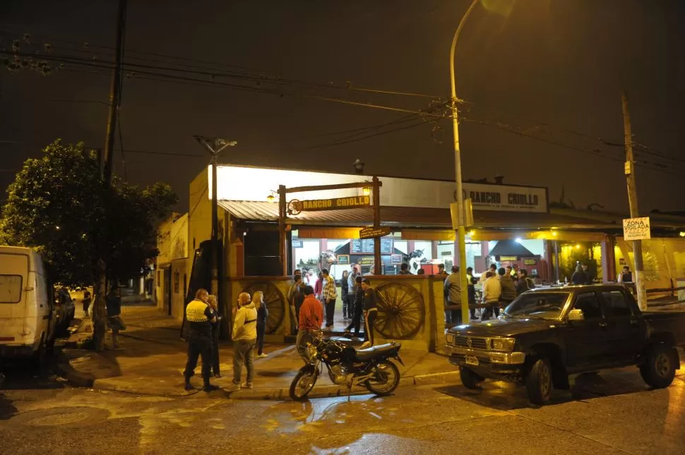 CONMOCIONADOS. Las víctimas y los vecinos de la parrillada quedaron asustados después del momento vivido. la gaceta / foto de franco vera